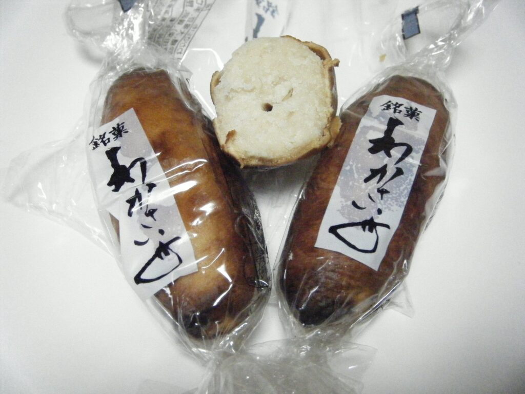 個包装された銘菓「わかさいも」と半分に割った断面