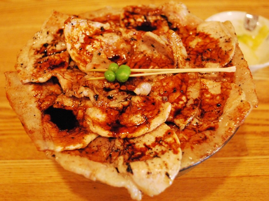 焼いた豚肉がご飯の上に並べられた帯広の豚丼