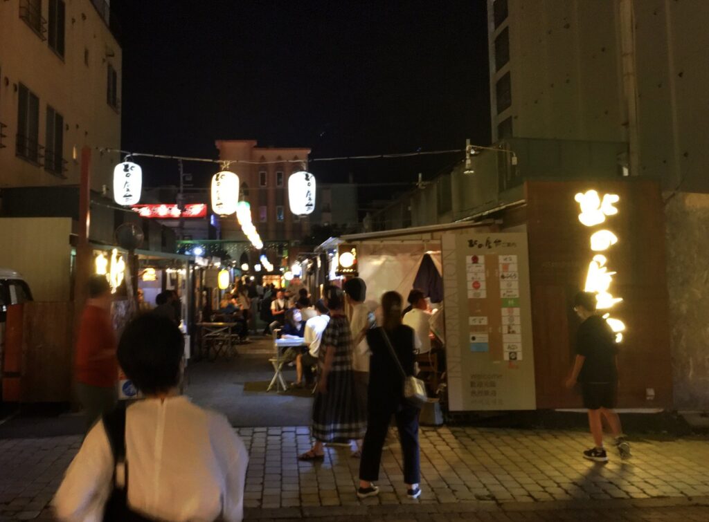 提灯が灯る夜の屋台村「北の屋台」の通りを歩く人たち