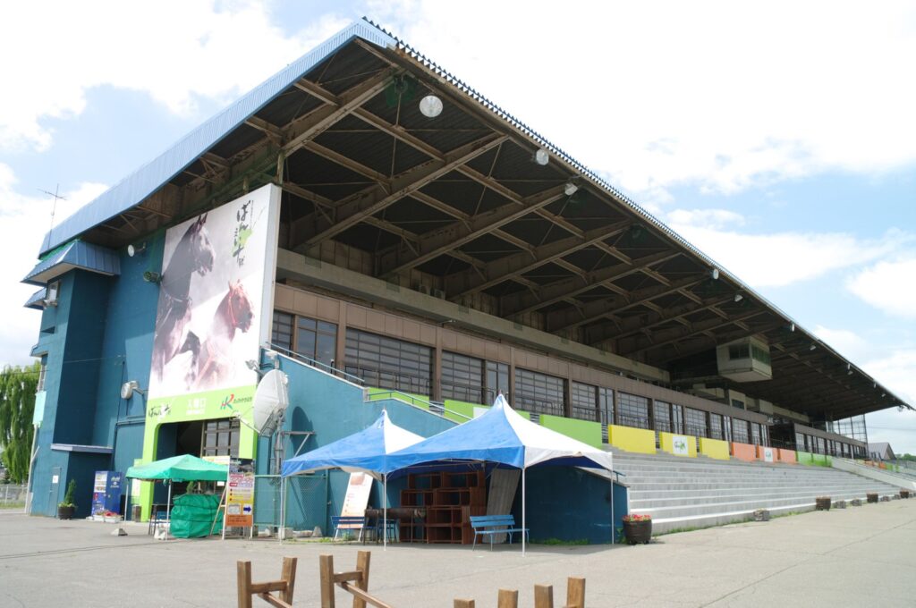 ばんえい競馬が開催される帯広競馬場のメインスタンド