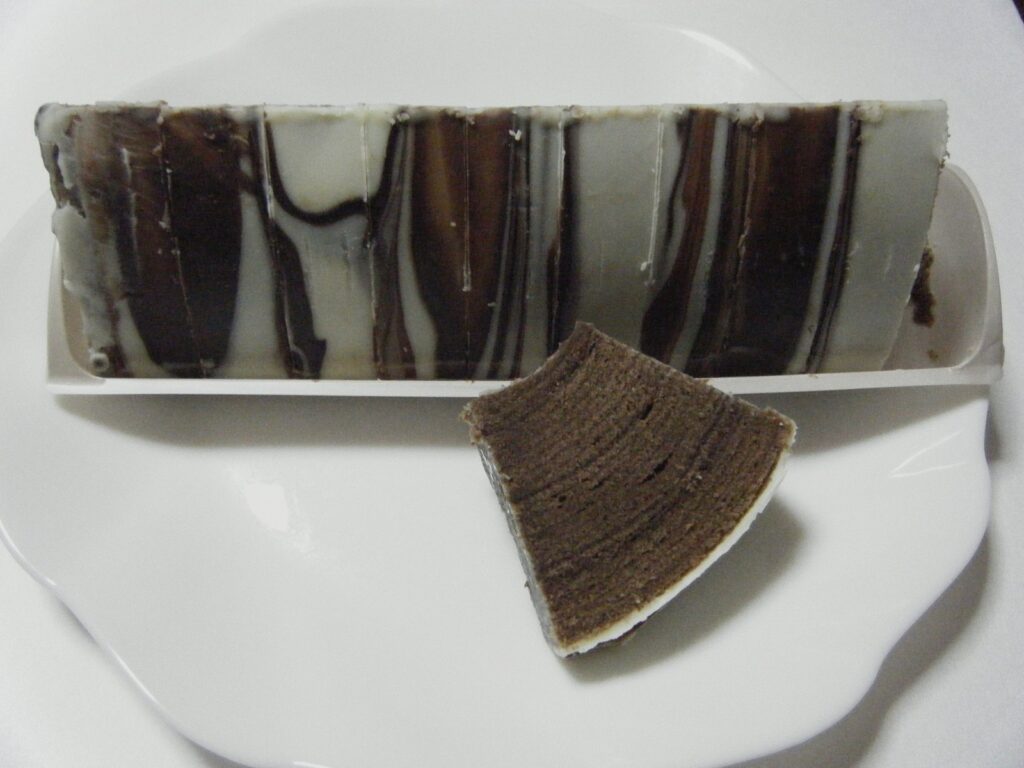 白樺の木肌を模したチョコレートがけのバウムクーヘン、柳月の三方六(ショコラ味)