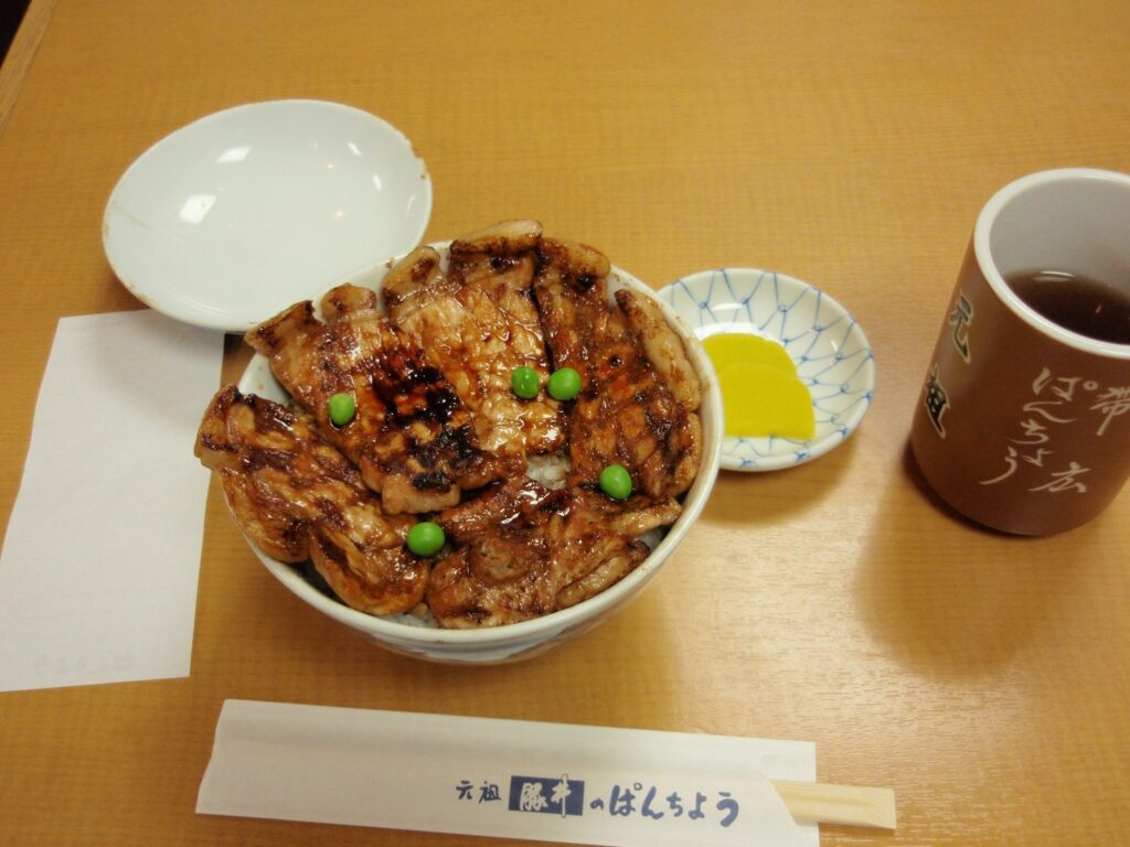帯広の老舗「ぱんちょう」の豚丼と箸袋、漬物、お茶