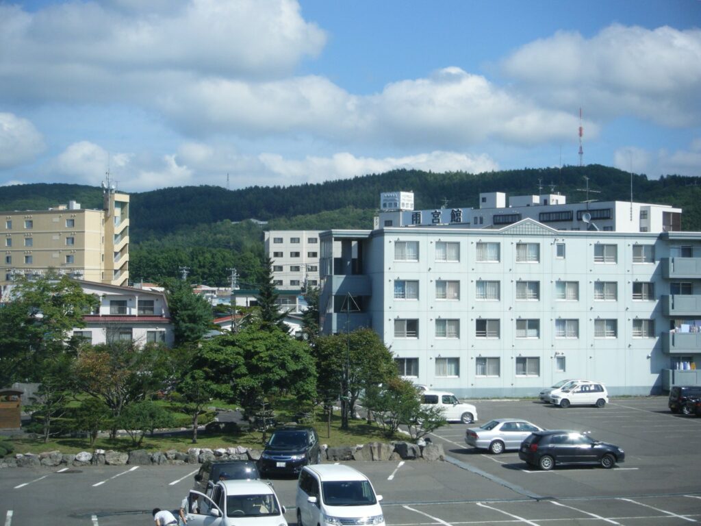 ホテルが建ち並ぶ十勝川温泉の温泉街