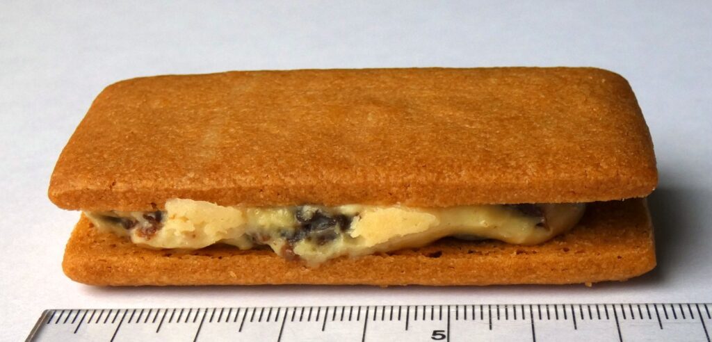 レーズン入りのクリームをビスケットで挟んだ六花亭のマルセイバターサンド