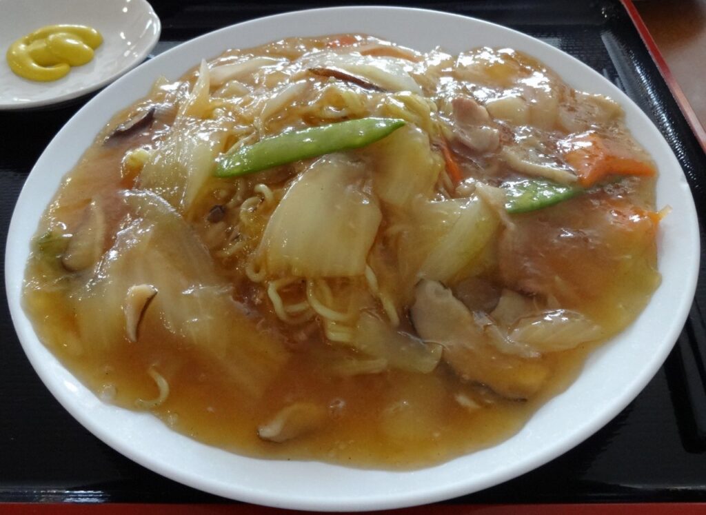 白菜やしいたけ入りの餡を麺にたっぷりかけた小樽あんかけ焼きそば