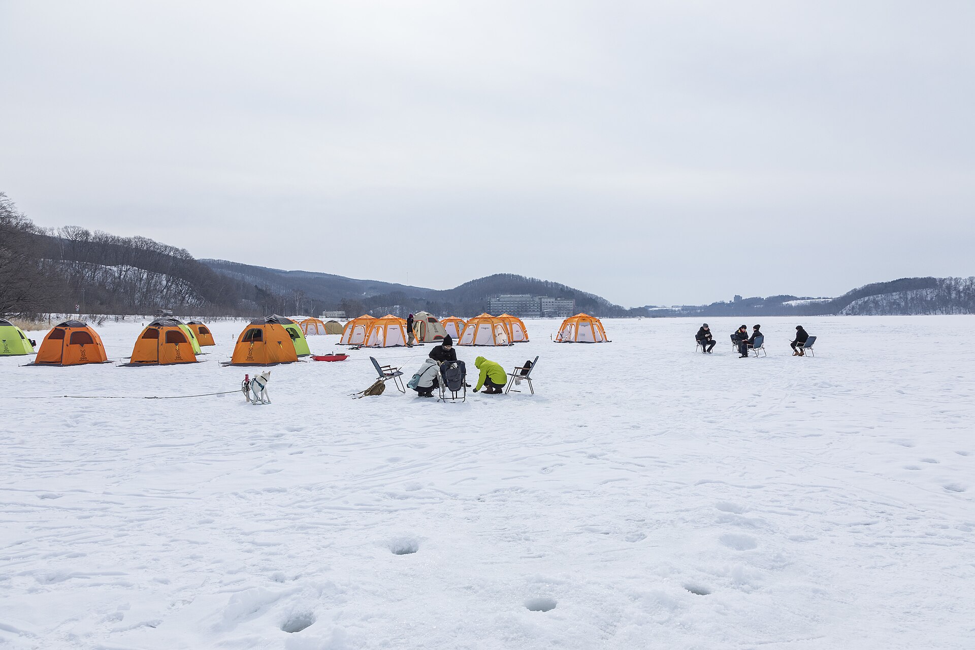 凍って雪原のようになった湖の上に色とりどりのテントが並び、人々が氷上で釣りをしている