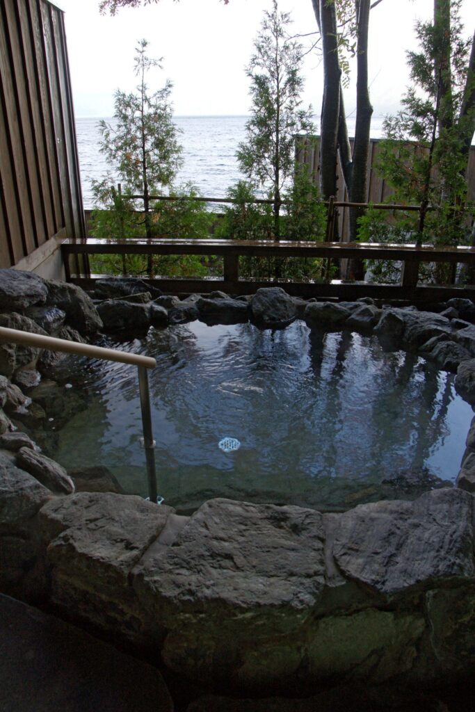 岩で縁取られた支笏湖温泉の宿の露天風呂