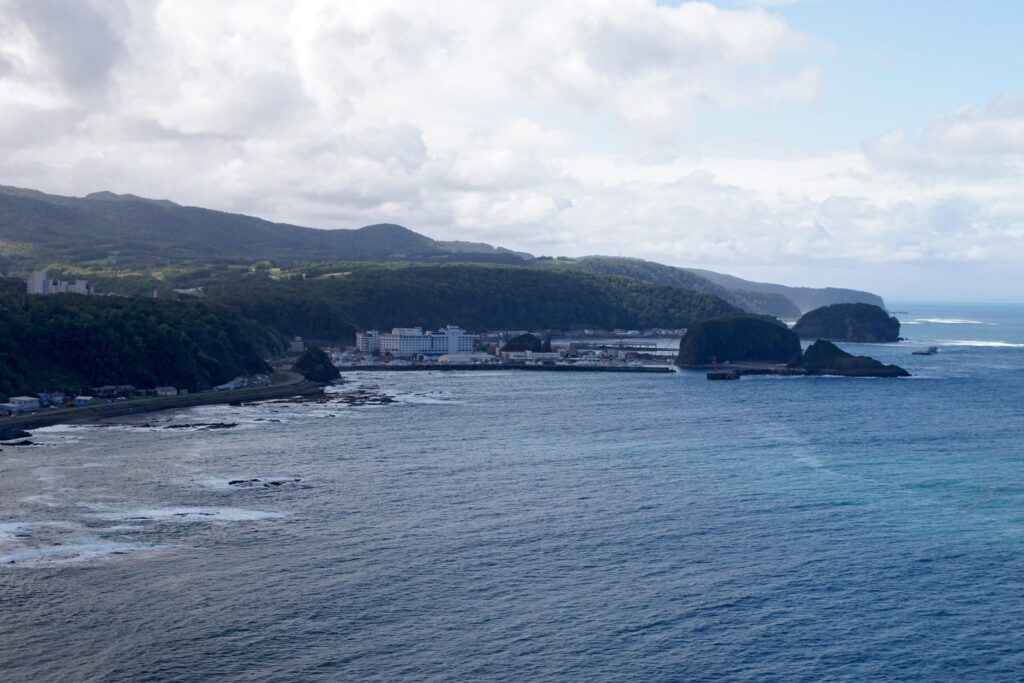 プユニ岬から見下ろすウトロの街並みと海岸線