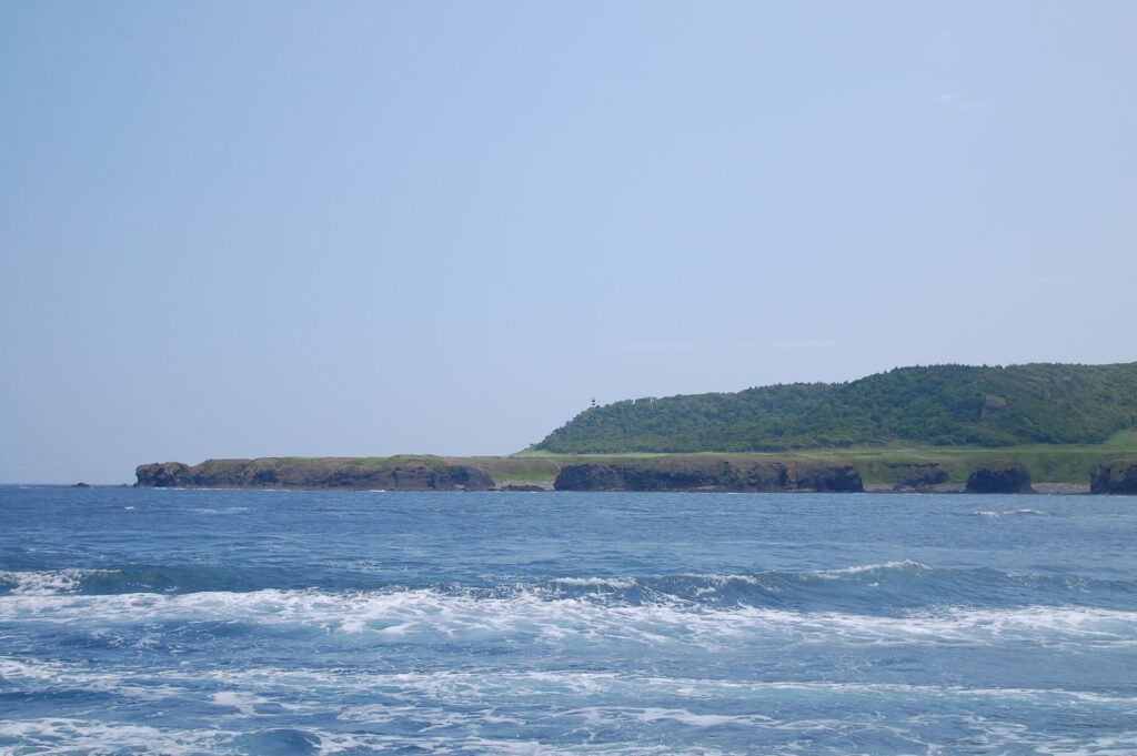 海上から望む知床半島の先端・知床岬の平らな台地
