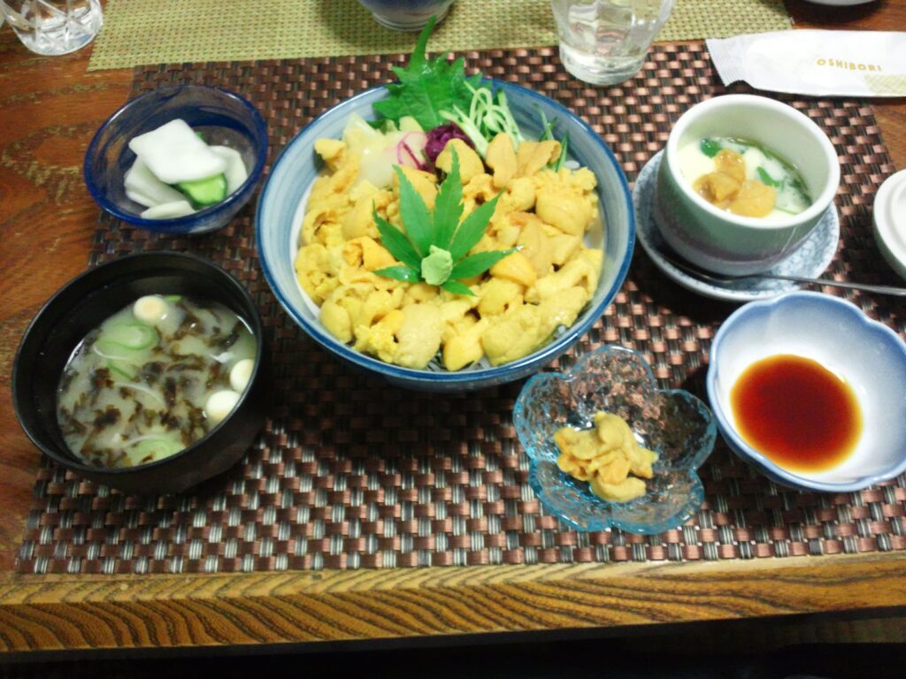 うに丼にうにの茶碗蒸しと追いうにが付いた美国の食事処のセット