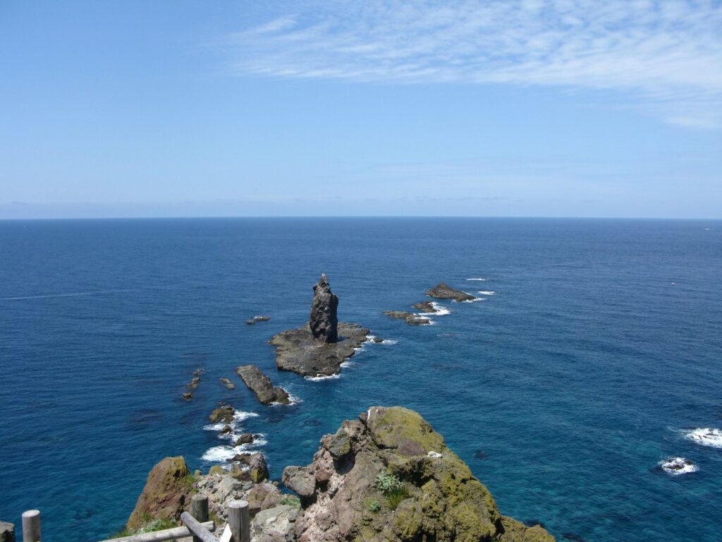 神威岬の沖の青い海に立つ神威岩
