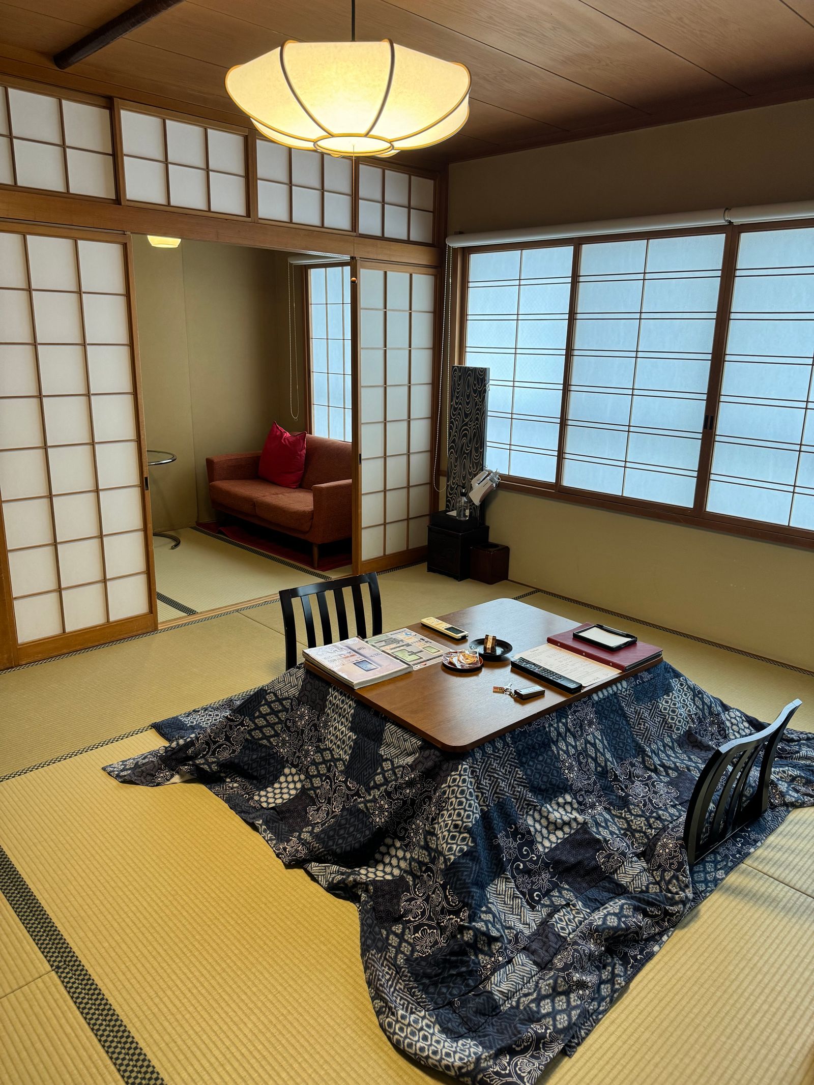 障子窓とこたつ机のある畳敷きの和室(イメージ)