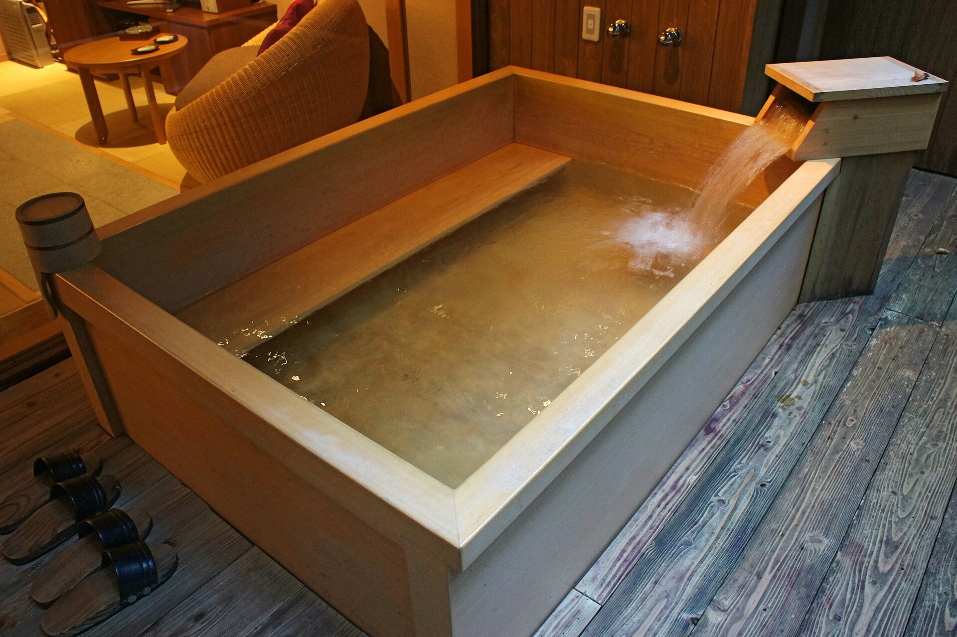 客室のウッドデッキに置かれた、湯が注がれる木の湯船(イメージ・香川県の旅館)