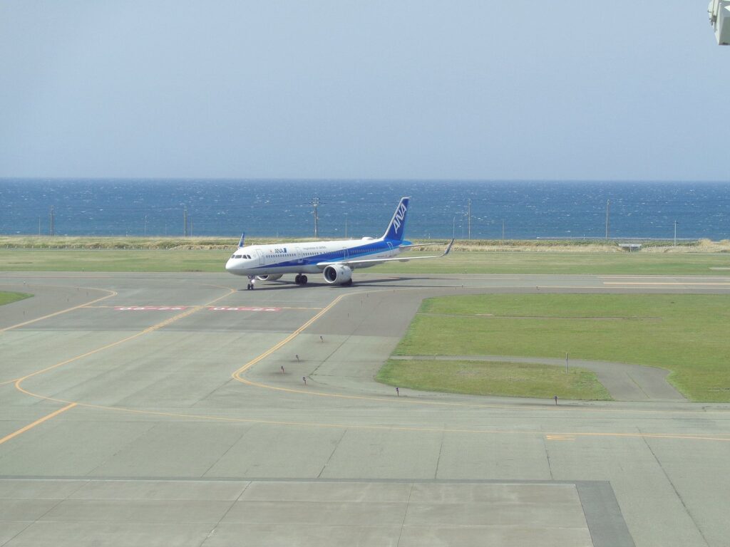 稚内空港の滑走路に到着したANAの旅客機