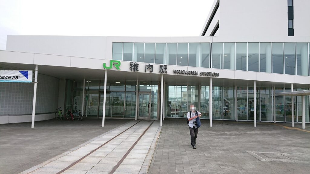 JR稚内駅の駅舎と、駅前に保存された「日本最北端の線路」