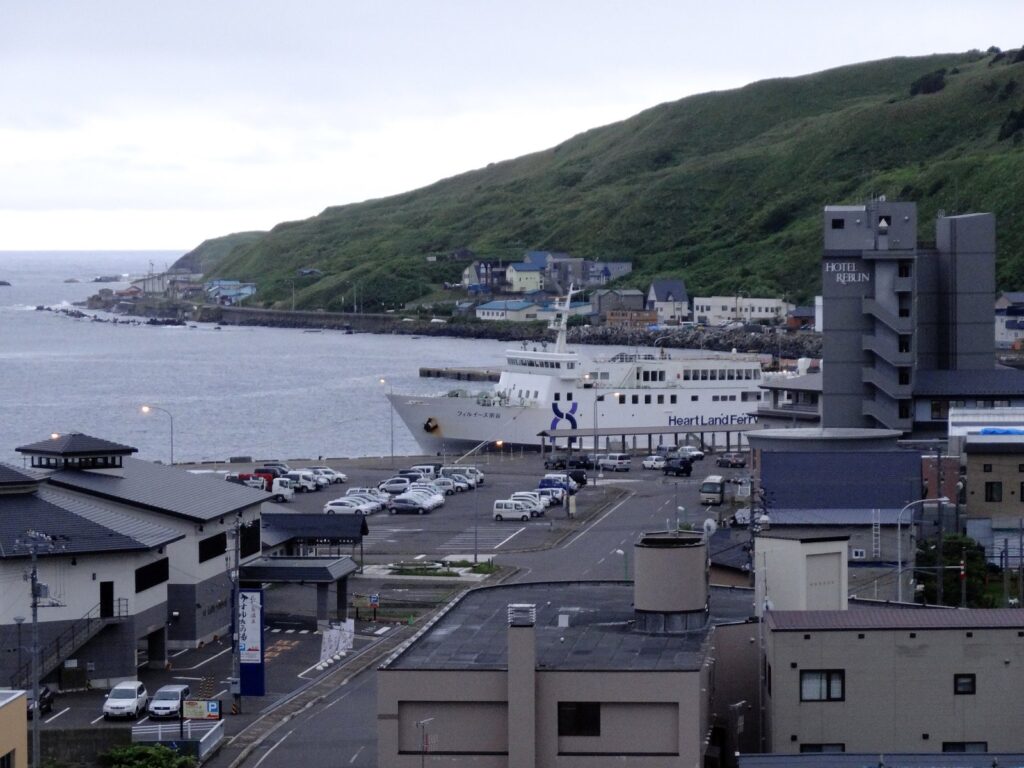 礼文島・香深港のフェリーターミナル周辺と停泊中のフェリー