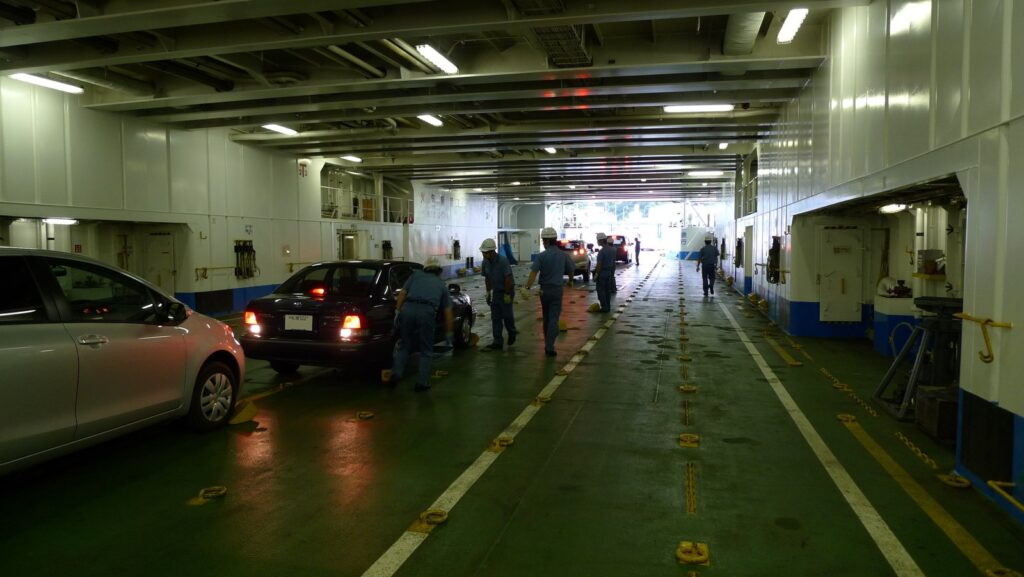 稚内港で乗用車が積み込まれるフェリーの車両甲板